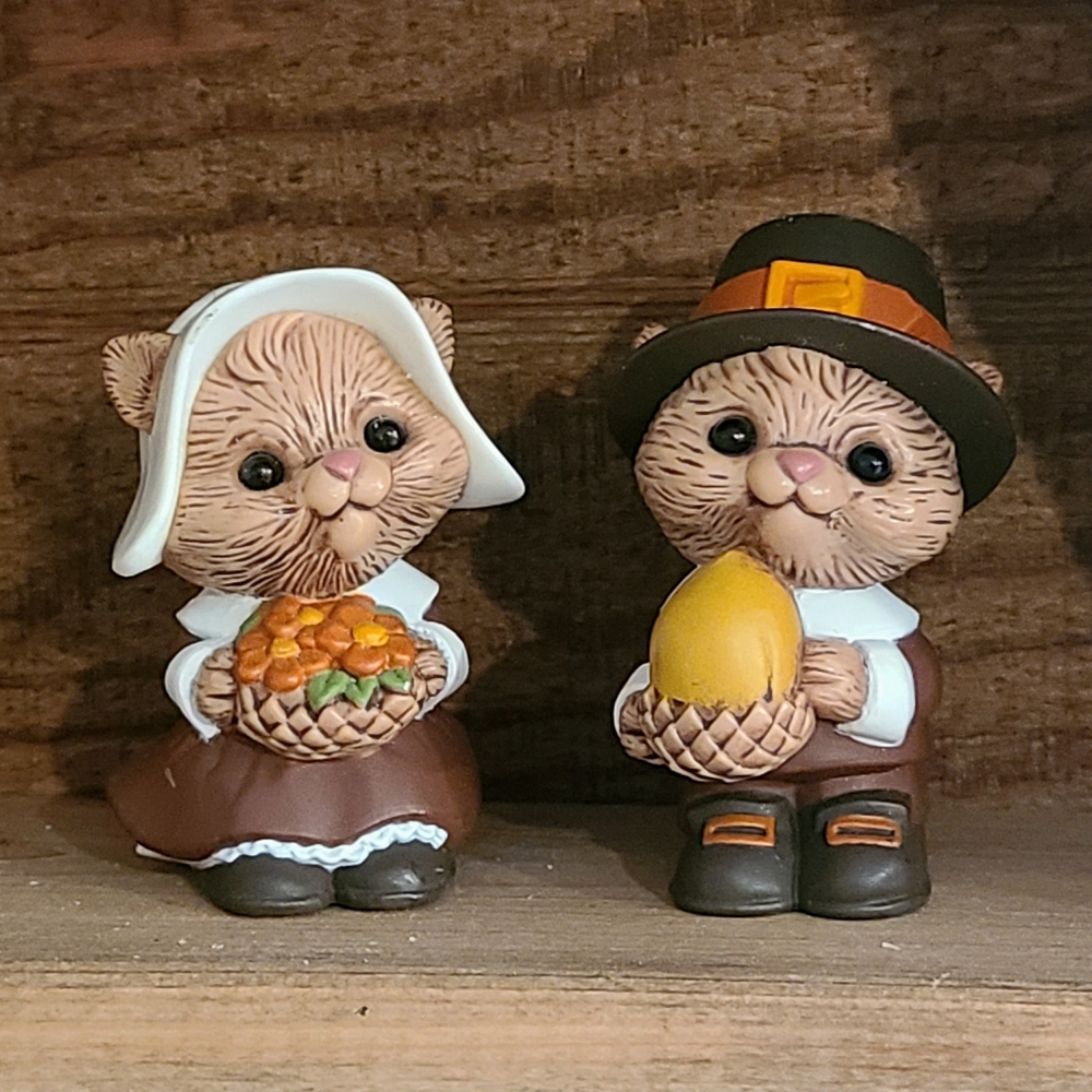 Vintage Hallmark Thanksgiving Squirrel Salt & Pepper Set
